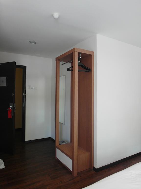Nagoya Inn Hotel Kuah Room photo