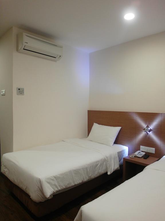 Nagoya Inn Hotel Kuah Room photo